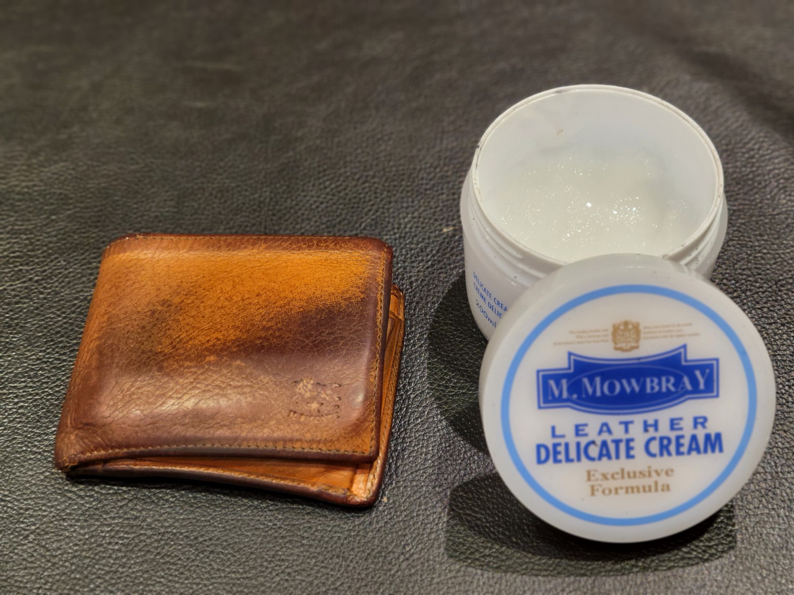 革財布にツヤを出すには 保湿から一歩踏み込んだお手入れ方法 シューケア マイスター