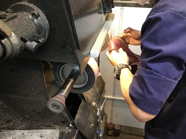 FANS.京王新宿カカト修理の人気部材は!