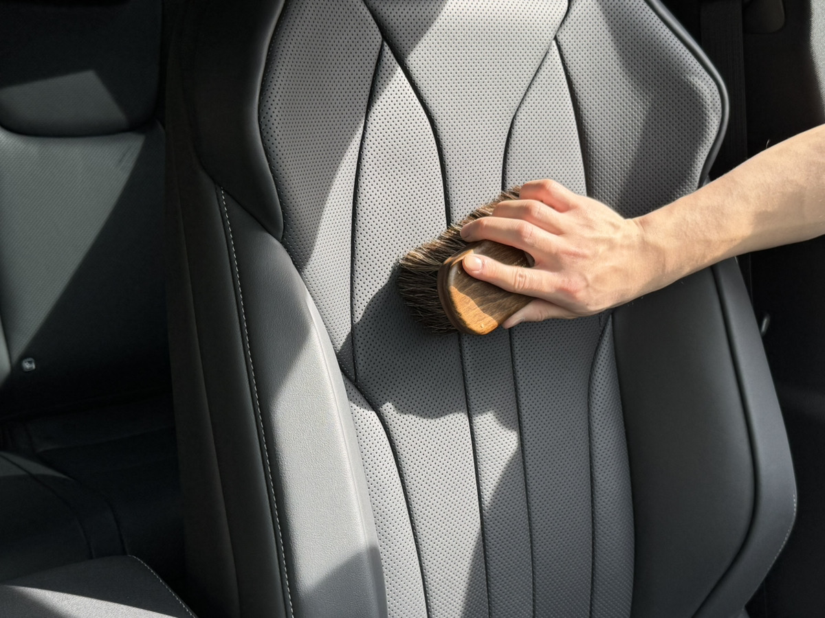 車のレザーシートを綺麗に保つためのケア方法をご紹介!!