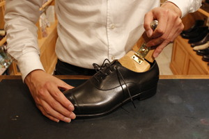 木製シュートリー（シューキーパー）を靴に装着