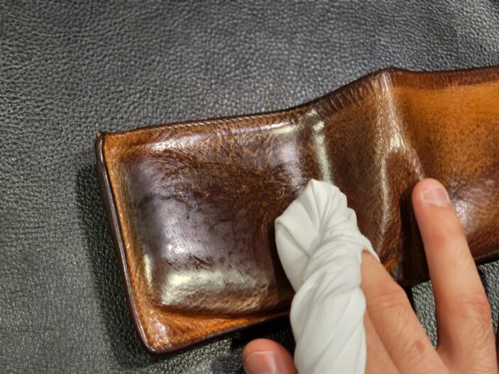 革財布にツヤを出すには？保湿から一歩踏み込んだお手入れ方法 シューケアマイスター
